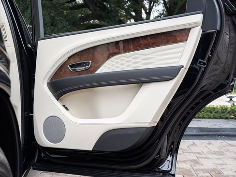 Used 2024 Bentley Bentayga Extended Wheelbase image 41