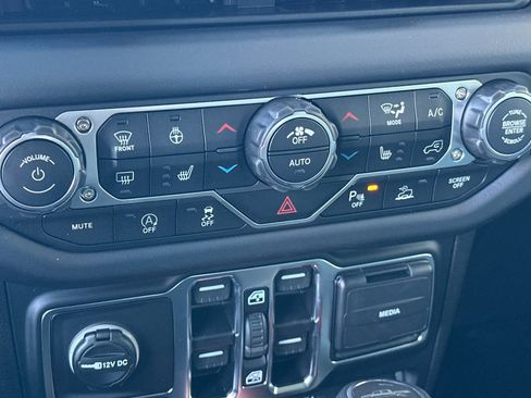 New 2025 Jeep Gladiator Mojave image 24