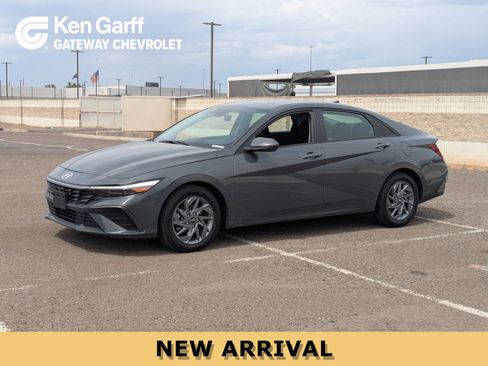 Used 2024 Hyundai Elantra SEL image 1