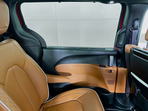 Used 2025 Chrysler Pacifica Pinnacle image 32