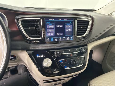 Used 2020 Chrysler Pacifica Limited FWD image 16