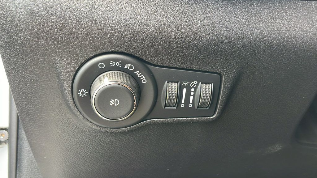 Used 2026 Jeep Compass Latitude AWD/4WD image 34