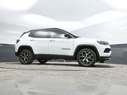 Used 2025 Jeep Compass Limited image 46