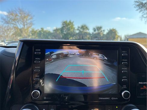 Used 2022 Toyota Highlander LE image 26