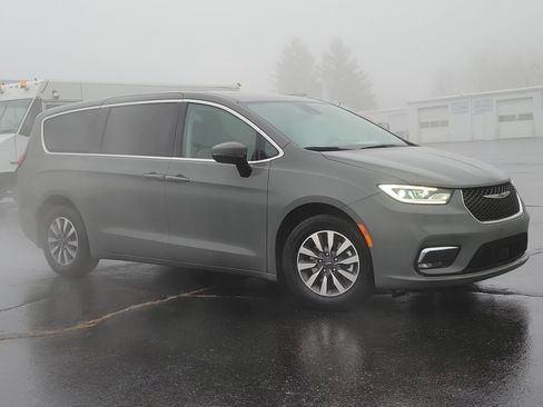 Used 2023 Chrysler Pacifica Touring-L FWD image 31