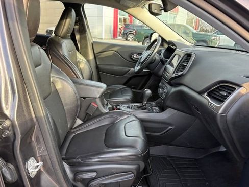 Used 2019 Jeep Cherokee Latitude Plus w/ Comfort/Convenience Group image 18