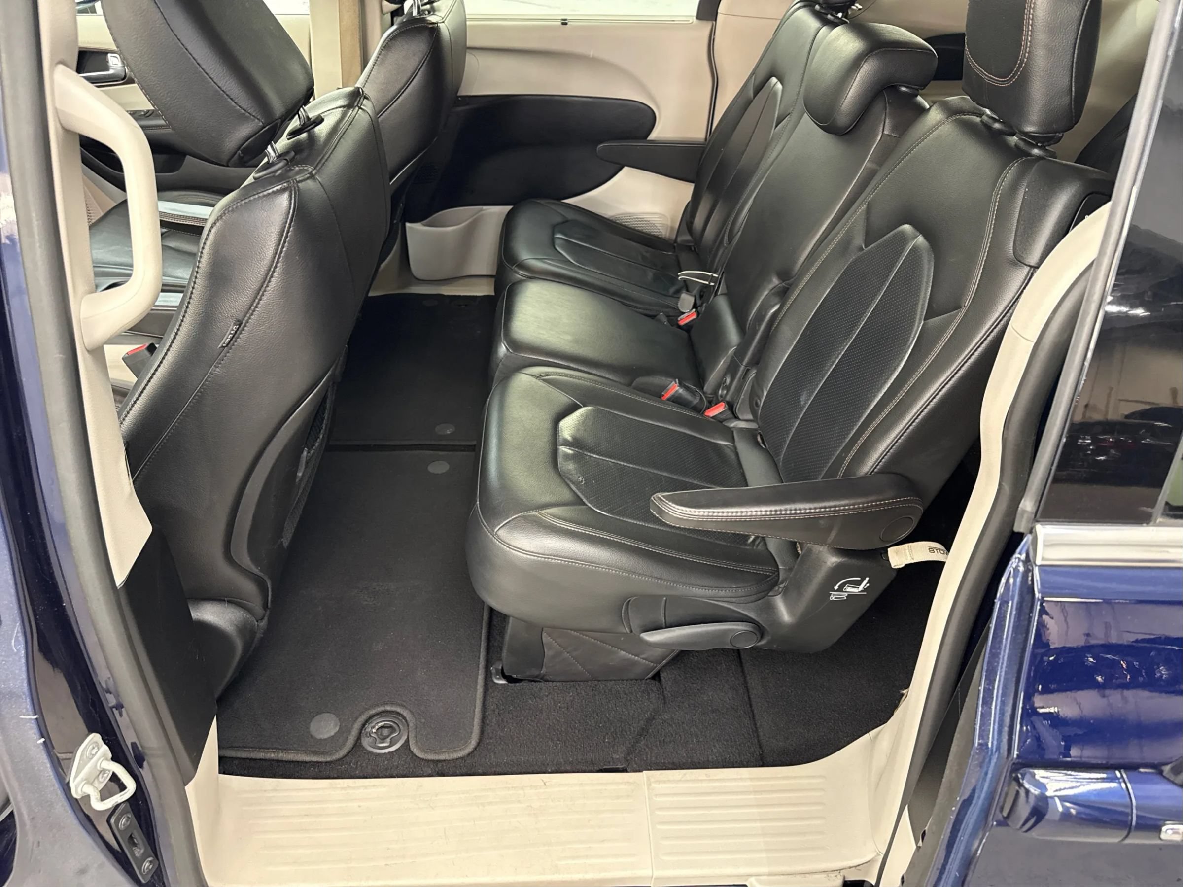 Used 2019 Chrysler Pacifica Touring-L FWD image 14