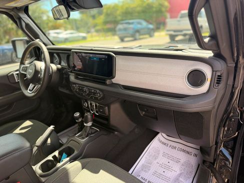 Used 2024 Jeep Wrangler Unlimited Sahara AWD/4WD image 12