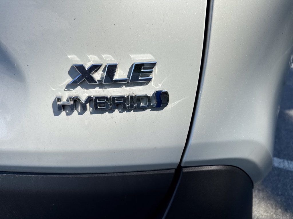 Used 2022 Toyota RAV4 XLE Premium AWD/4WD image 8