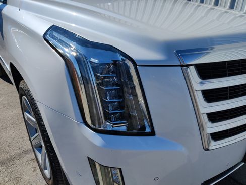 Used 2019 Cadillac Escalade Premium Luxury image 4