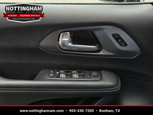 Used 2025 Chrysler Pacifica Select FWD image 28