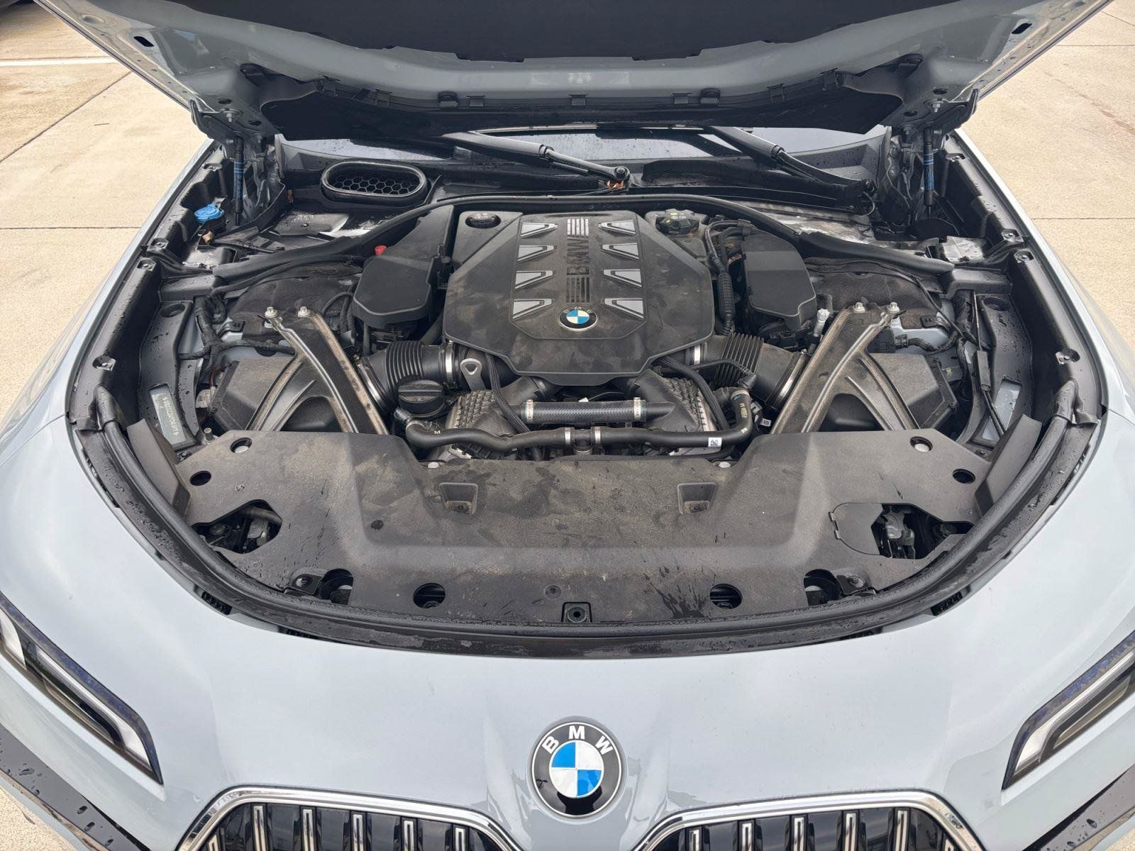Used 2023 BMW 760i xDrive AWD/4WD image 32