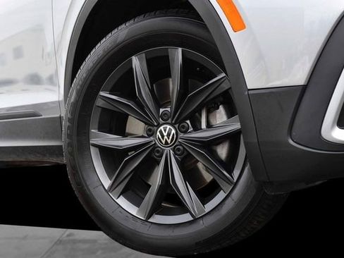 Certified 2024 Volkswagen Tiguan SE image 3