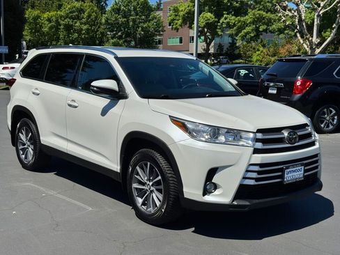 Used 2019 Toyota Highlander XLE AWD/4WD image 12