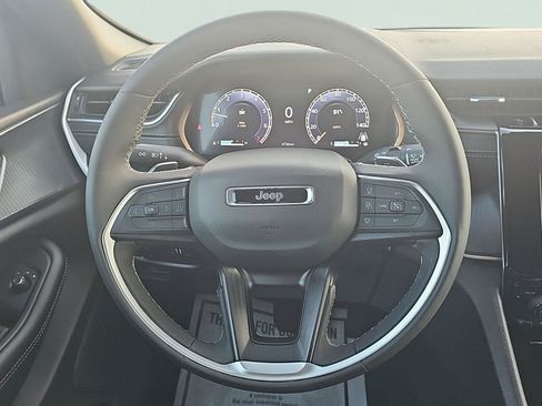 Used 2025 Jeep Grand Cherokee Altitude RWD image 17