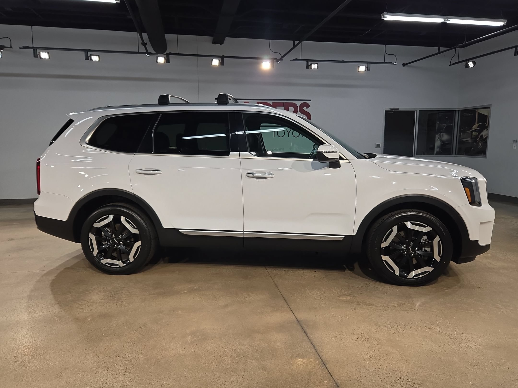 Used 2025 Kia Telluride S AWD/4WD image 8