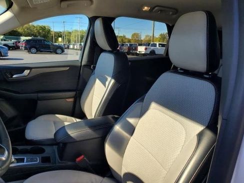 Used 2023 Ford Escape SE image 17