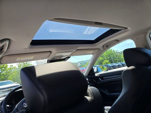 Used 2018 Honda Accord Touring image 11