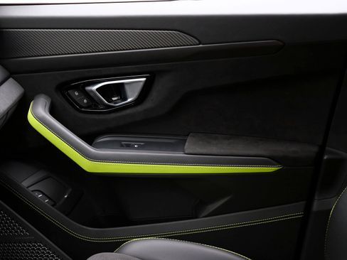 Used 2022 Lamborghini Urus image 16