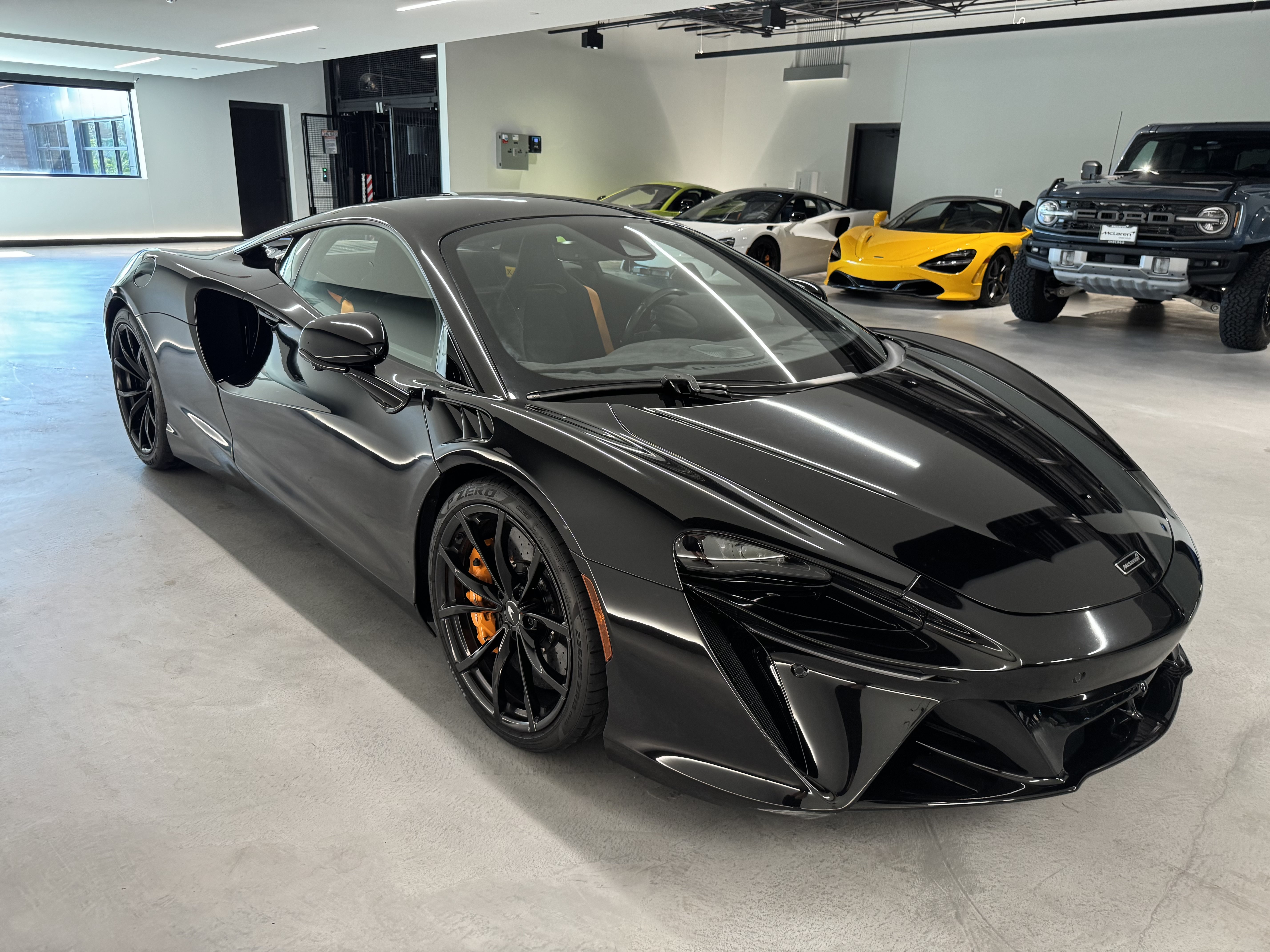 Used 2023 McLaren Artura RWD image 6