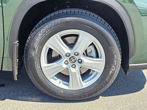 Used 2023 Toyota Highlander L AWD/4WD image 9