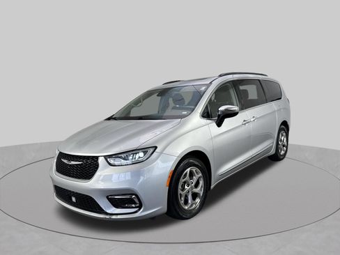 Used 2023 Chrysler Pacifica Limited FWD image 2