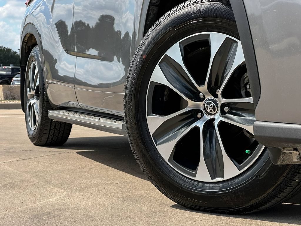 Certified 2025 Toyota Highlander XLE FWD image 9