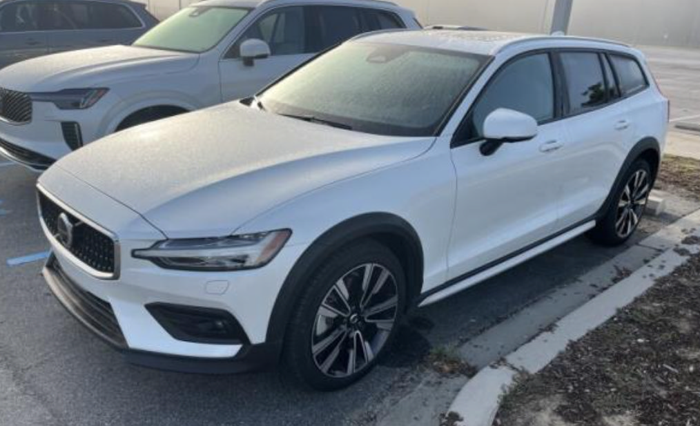 Used 2025 Volvo V60 B5 Cross Country Ultra AWD/4WD image 1