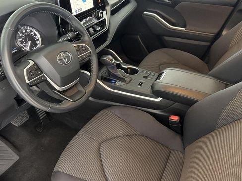 Used 2025 Toyota Highlander LE FWD image 4