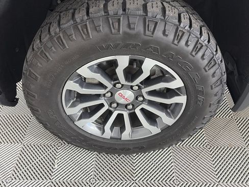 Used 2023 GMC Sierra 1500 AT4 w/ AT4 Premium Package AWD/4WD image 8