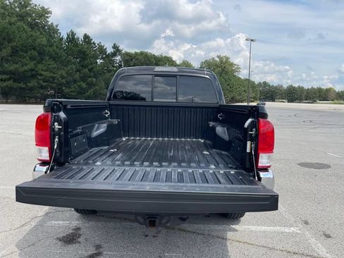 Used 2017 Toyota Tacoma SR5 w/ Tow Package AWD/4WD image 16