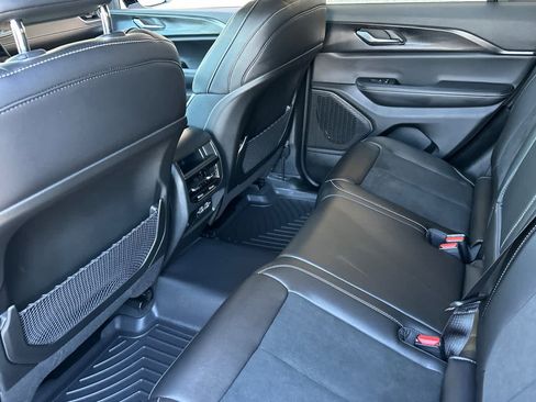 Used 2025 Jeep Grand Cherokee Altitude AWD/4WD image 11