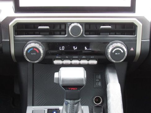 Certified 2025 Toyota Tacoma TRD Off-Road AWD/4WD image 32