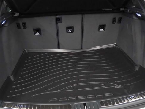 Certified 2026 Porsche Macan AWD/4WD image 13