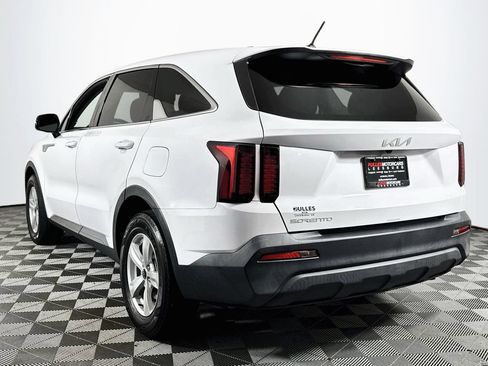 Used 2023 Kia Sorento LX FWD image 5
