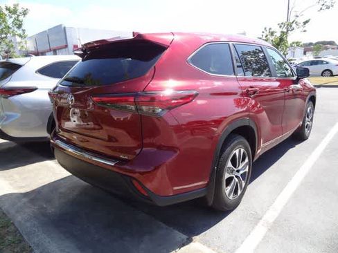Used 2023 Toyota Highlander XLE FWD image 7