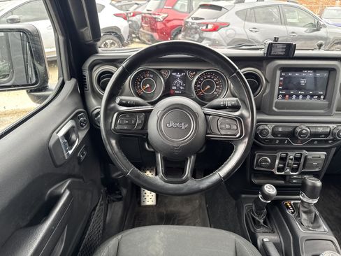 Used 2022 Jeep Gladiator Willys image 11