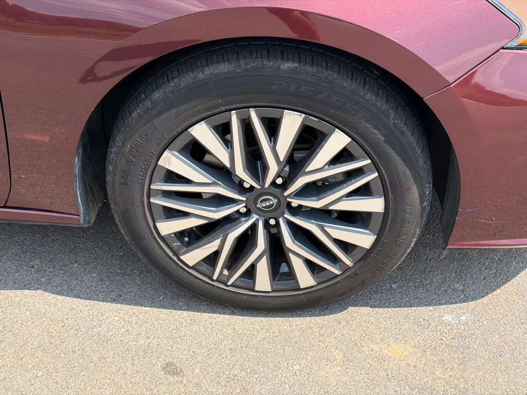 Used 2024 Nissan Altima 2.5 SV FWD image 12