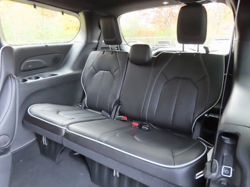 New 2026 Chrysler Pacifica Limited w/ Uconnect Theater Family Group AWD/4WD image 28