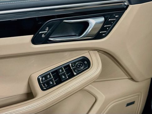 Certified 2025 Porsche Macan AWD/4WD image 19