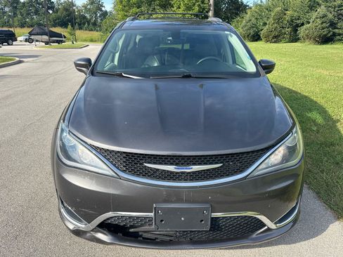 Used 2019 Chrysler Pacifica Touring-L FWD image 2