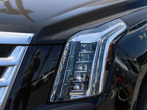 Used 2015 Cadillac Escalade Luxury AWD/4WD image 2