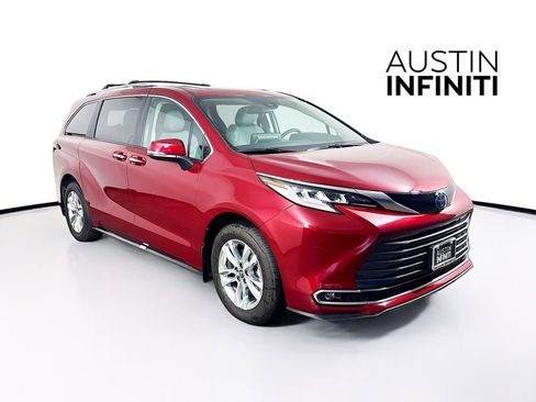 Used 2024 Toyota Sienna Limited image 1
