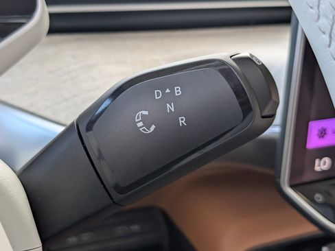 Used 2025 Volkswagen ID. Buzz Pro S Plus RWD image 36