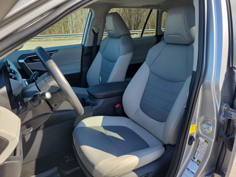 Used 2022 Toyota RAV4 XLE Premium image 14