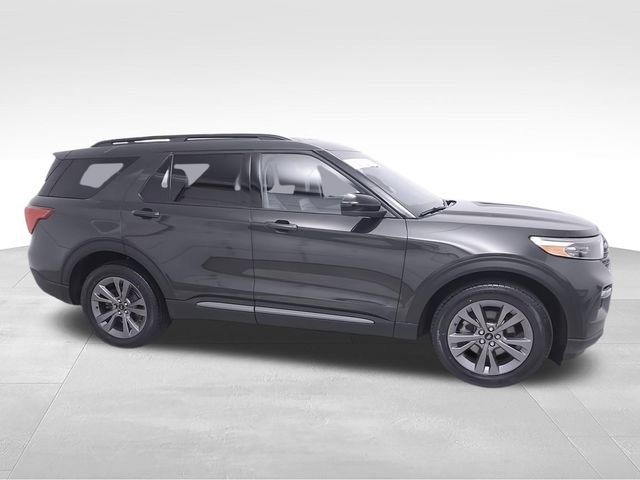 Used 2023 Ford Explorer XLT w/ Equipment Group 202A AWD/4WD image 3