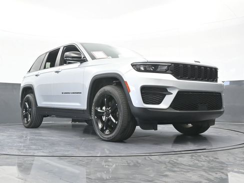 Used 2023 Jeep Grand Cherokee Altitude AWD/4WD image 66