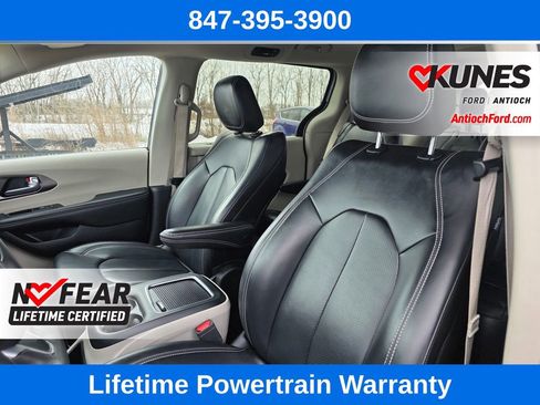 Used 2023 Chrysler Pacifica Touring-L image 21