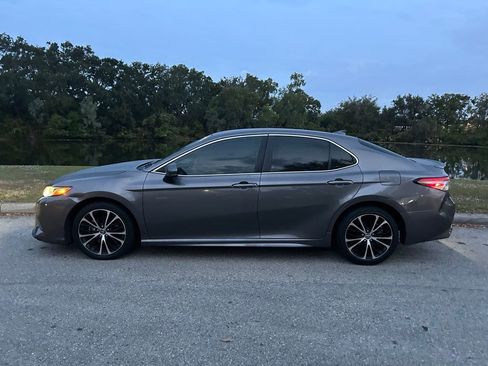 Used 2019 Toyota Camry SE image 2
