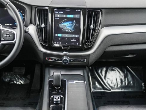 Used 2023 Volvo XC60 B5 Core image 12